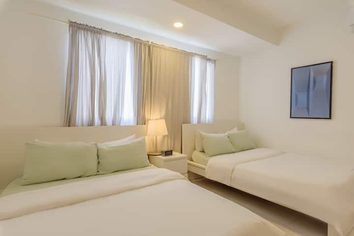 חדר שינה שני, 2 מיטות קווין סייז (דירת שני חדרי שינה בקומה השישית או השביעית)