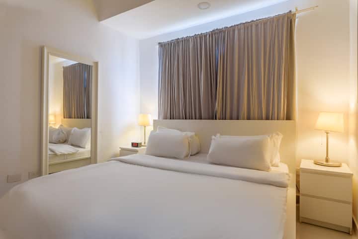 חדר שינה ראשי, מיטת קינג סייז אחת (דירת שני חדרי שינה בקומה השישית או השביעית)