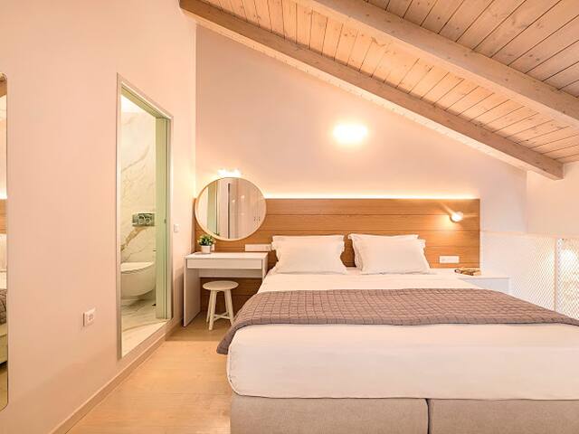 Neoclassical Two-storey Junior Suite-Town Center ! gallery image 3