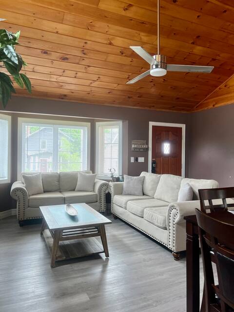 Cozy Cottage next to Thompson Park