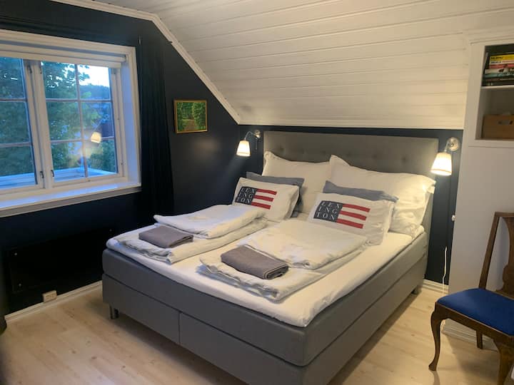 Letto matrimoniale 180x200 con comodo materasso Jensen, armadi doppi e una porta che dà su un balcone privato