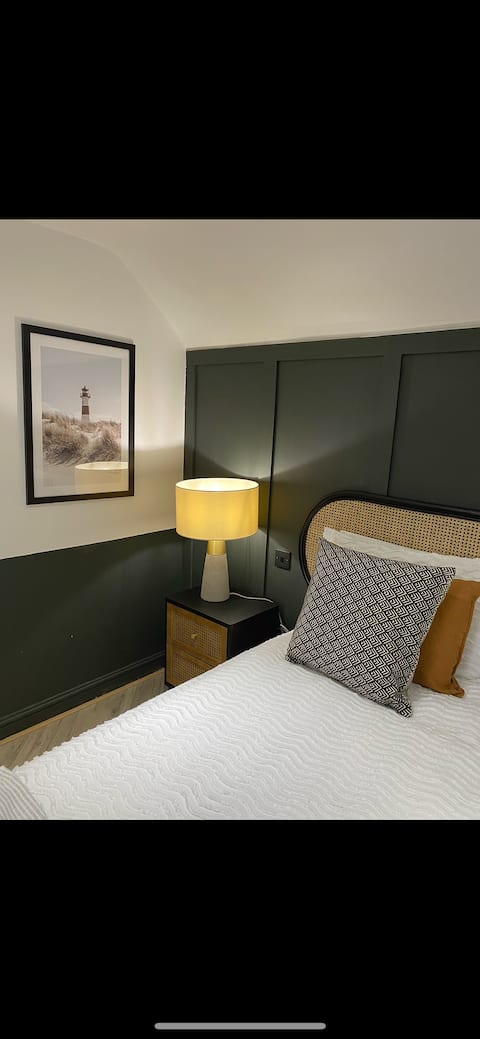 Hot Tub, Pet Friendly, Central, Cosy Beach House
