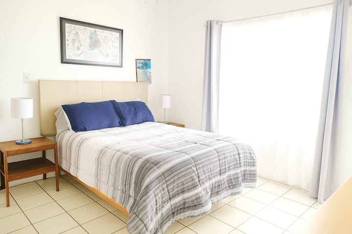 Mysigt rum med dubbelsäng och eget badrum, perfekt för par eller affärsresenärer. Rent, ljust och bekvämt utrymme, med WiFi, fläkt. Perfekt för avkoppling och för att njuta av en lugn vistelse.