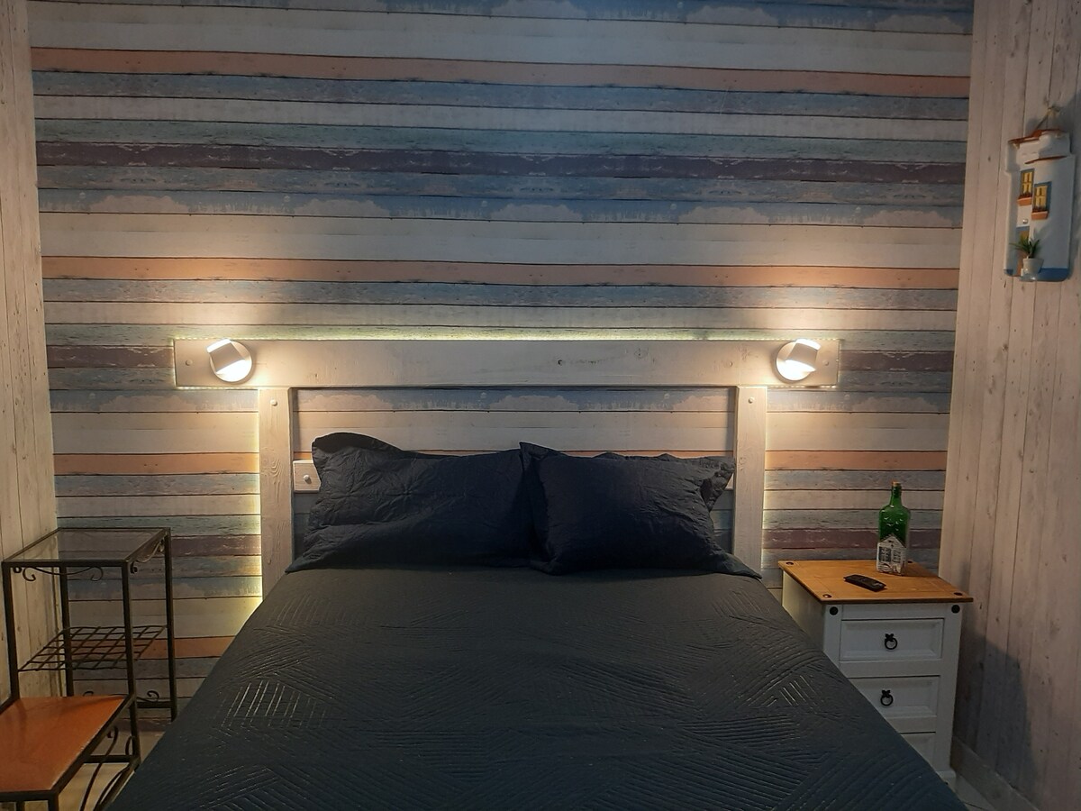 ვილა, რომელშიც არის სამი ფერის ორი ბრებიანი სანათი, რომელთა შეცვლა შესაძლებელია ჩამრთველის თანმიმდევრულად ჩართვით. 
მოძრაობის სენსორიანი LED‑განათება (ავტომატურად ინთება მოძრაობის აღმოჩენისას და 30 წამის შემდეგ ითიშება).