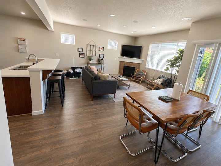 Newly Remodeled With Creek View - Forest Park - Portland