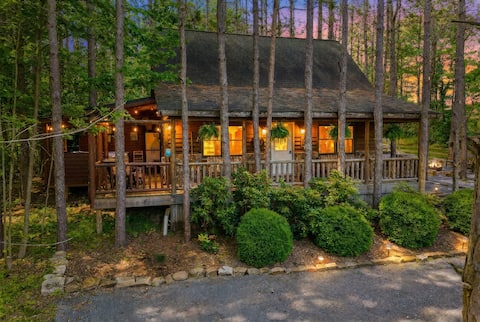 Whispering Pines, Private Pond! Hot Tub! Firepit!