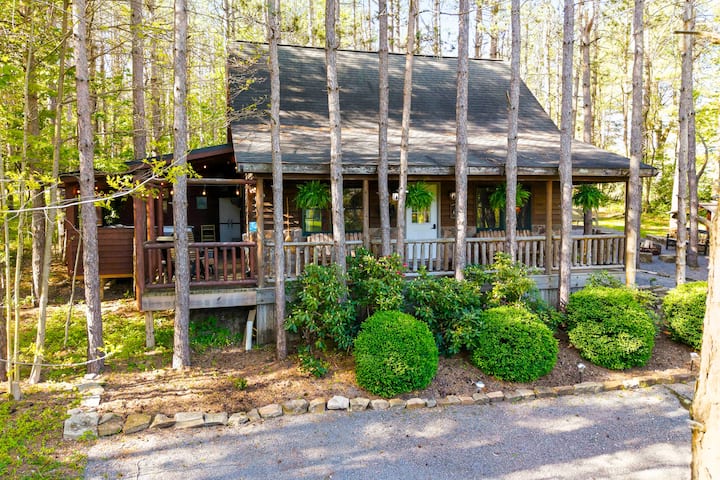 Whispering Pines, Private Pond! Hot Tub! Firepit! - Deep Creek Lake, MD