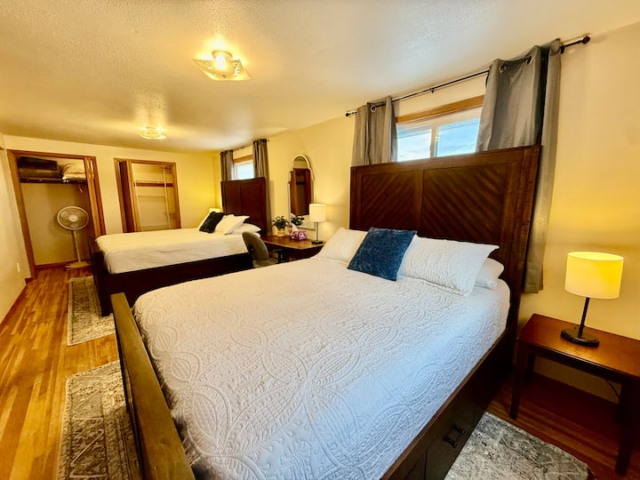 تحتوي غرفة النوم الكبيرة هذه في الطابق العلوي على سريرين بحجم كوين ومكتب للعمل أو الدراسة.  تحتوي جميع غرف النوم على ستائر تعتيم للغرفة ومروحة في الخزانة ووسائد إضافية. 