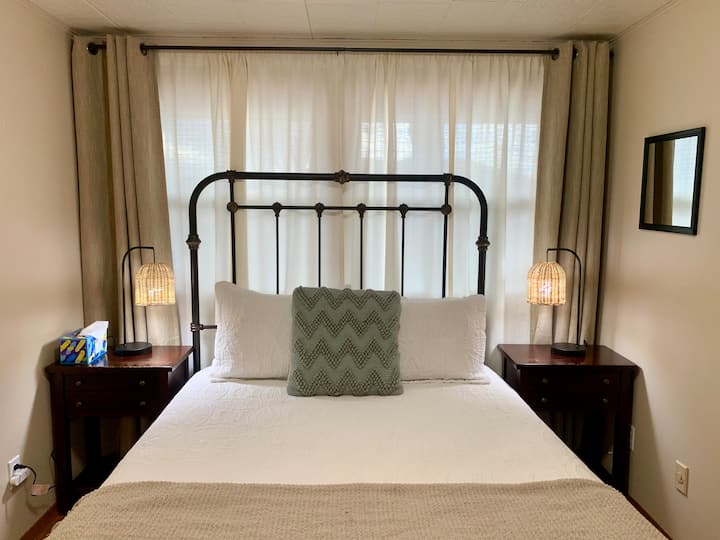 غرفة نوم في الطابق الرئيسي. هذه الغرفة بجوار الحمام في الطابق الرئيسي. سرير بحجم كوين. طاولة كي ومروحة في الخزانة. تحتوي جميع الغرف على ستائر تعتيم للغرفة (تعمل بالفعل!). 