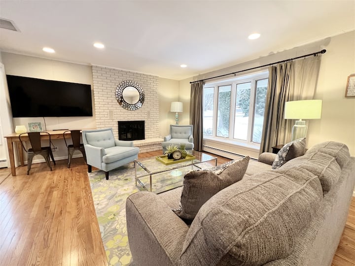 Hilltop Oasis: Downtown, Home Theater, Fire Pit - Saugatuck, MI