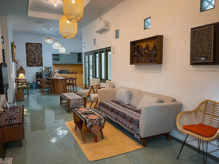 Monggo Nginep @Tamansiswa 4 Rooms & Tropical Pool - ジョクジャカルタ