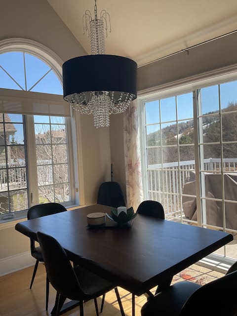 Lola’s Hillside Retreat - 4 season vacation condo