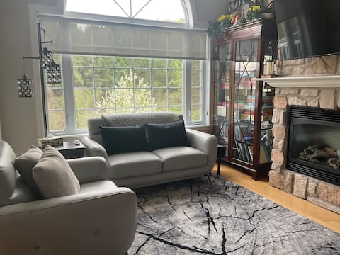 Lola’s Hillside Retreat - 4 season vacation condo