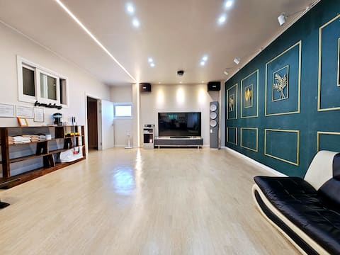 {Based on 5 people} 24 hours karaoke + indoor barbecue + 85-inch TV + 18 types of board games (up to