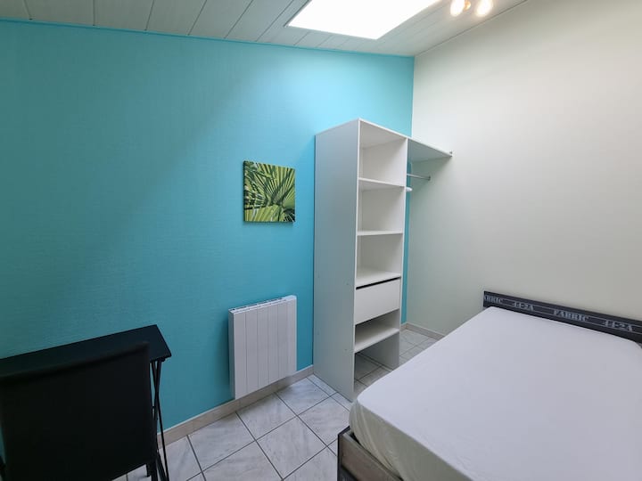 Malá spálňa s jednolôžkovou posteľou 90 x 190, šatňou a malým stolom