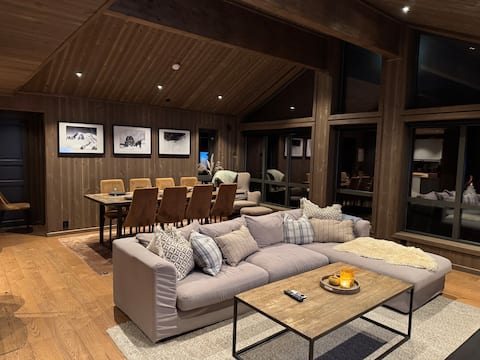 Modern mountain cabin with fireplace – right by the ski slope