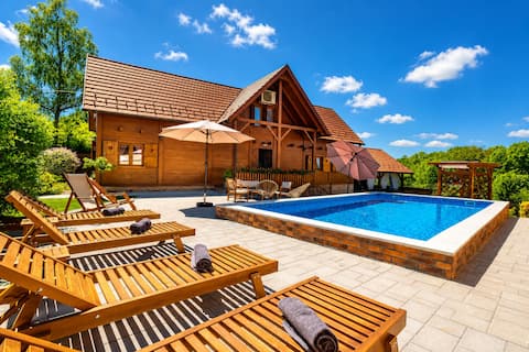 Rustic Cottage With Heated Pool