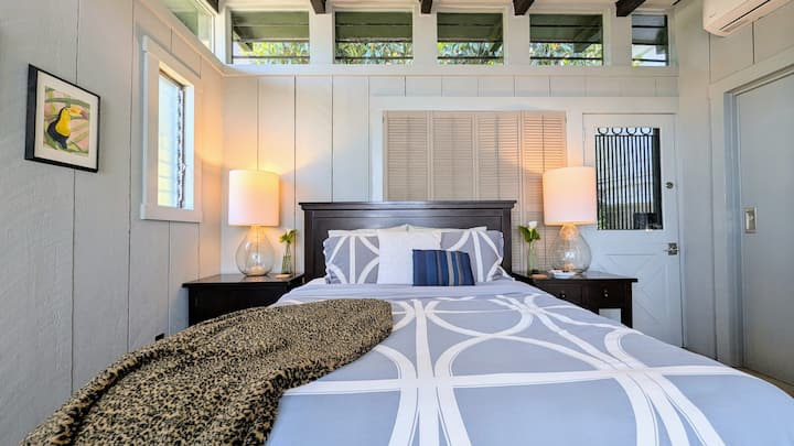 غرفة نوم رئيسية مع حمام داخلي مع سرير بحجم كبير حقًا.