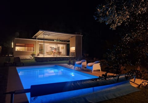 Modern home with heated pool, Bella Vista