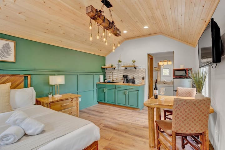 Elements Modern Cabin | Poconos Pickleball Firepit - Monroe Lake, East Stroudsburg