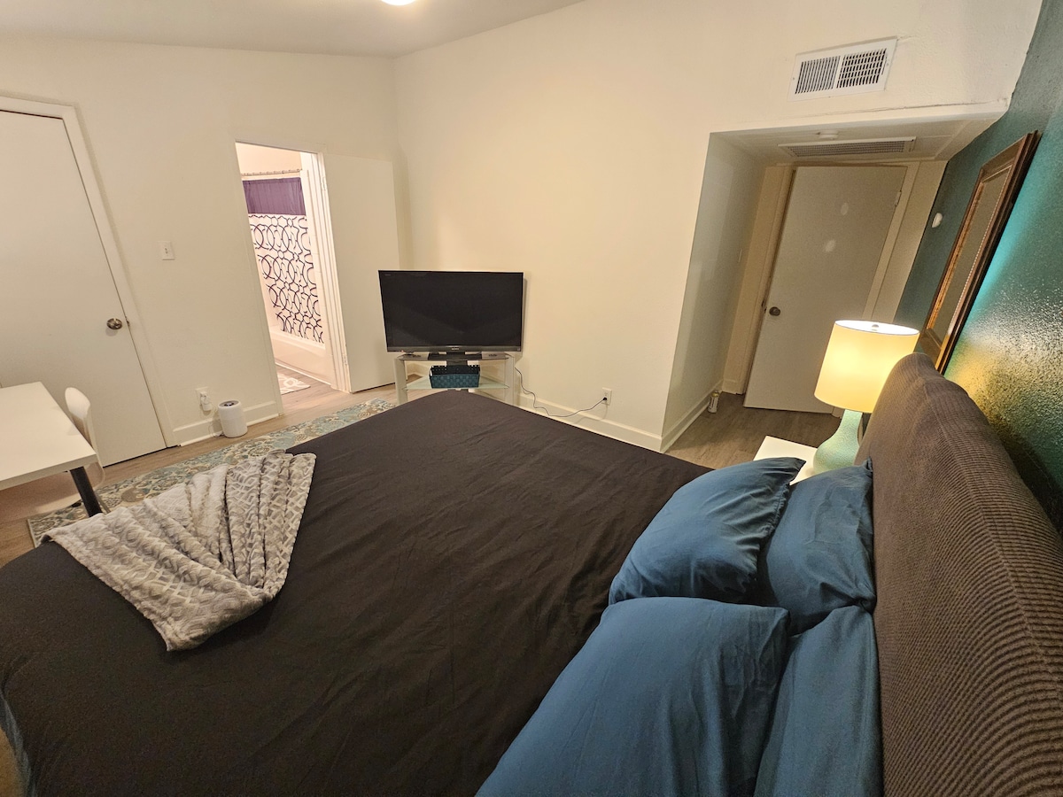 ️Private King Suite w/ Ensuite Bath Near Downtown