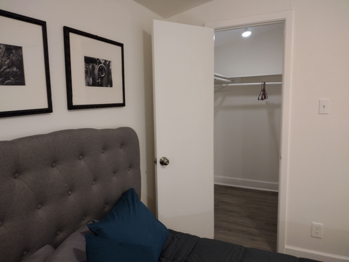 ️Private King Suite w/ Ensuite Bath Near Downtown