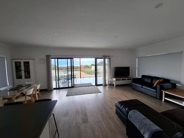 Stunning Sea Views & Golf Course - Penneshaw