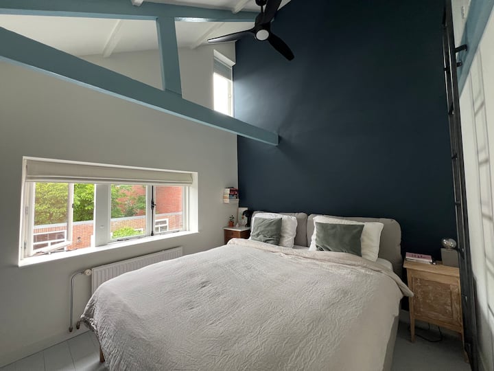 Მთავარი საძინებელი, რომელშიც 2024 წლის ახალი, ულტრა კომფორტული საწოლია, ზომით 180 × 200 სმ. Ელექტრო ვენტილატორი მოხერხებულად მიმაგრებულია ჭერზე ზაფხულის ცხელ დღეებში ჰაერის ოპტიმალური ცირკულაციისთვის.