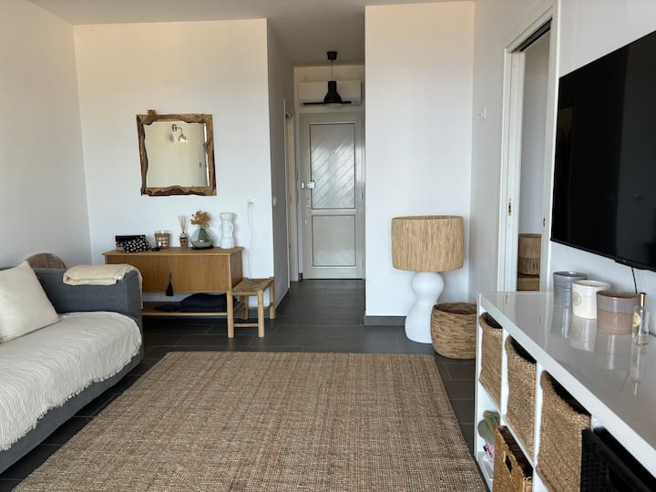 ห้องนั่งเล่นพร้อมโซฟาทีวี 