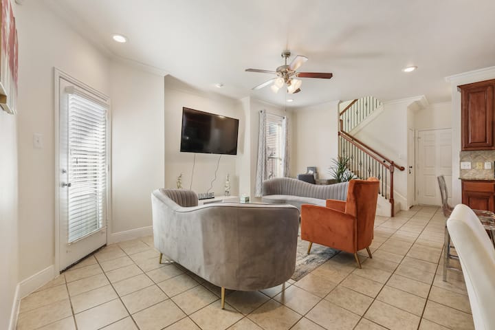 Gorgeous Townhome Near Dfw Attractions - Grand Prairie, TX