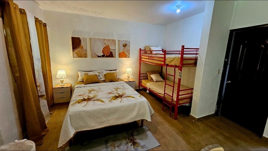 ●WI-FI.
●Chumba kinachoangalia mto.
●Kitanda cha watu wawili.
Vitanda ●viwili kwa mtu 1 kila kimoja.
●Bafu lenye maji ya moto.
●Runinga.
● Meza ya kompyuta mpakato na kiti. 