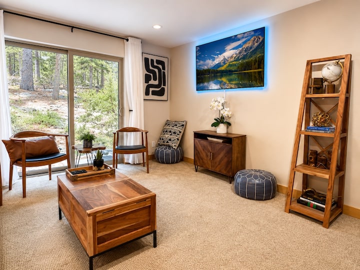 Guest Lounge & Retreat — მყუდრო მეორე საცხოვრებელი სივრცე. აქ არის 65‑დუიმიანი სმარტ‑ტელევიზორი, ყავის მაგიდა, რომელშიც ინახება სამაგიდო თამაშები და პაზლები, ასევე, ერთადგილიანი დივანი‑გასაშლელი, რომელზეც საჭიროების შემთხვევაში კიდევ 2 ადამიანი იტევა.