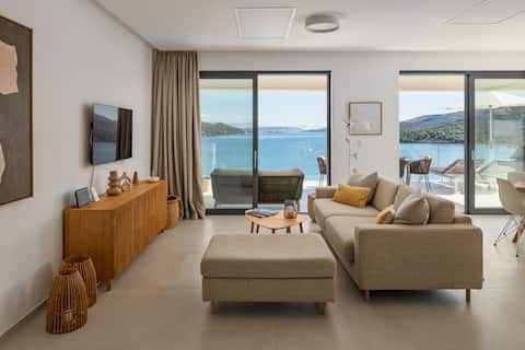 Popular Airbnb listing: 5* Luxury Adriatic seaview penthouse, pool, Split in Općina Marina