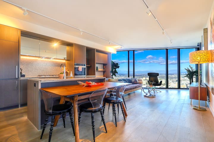 Large Living 3 Beds Apt Top CityView Over All!