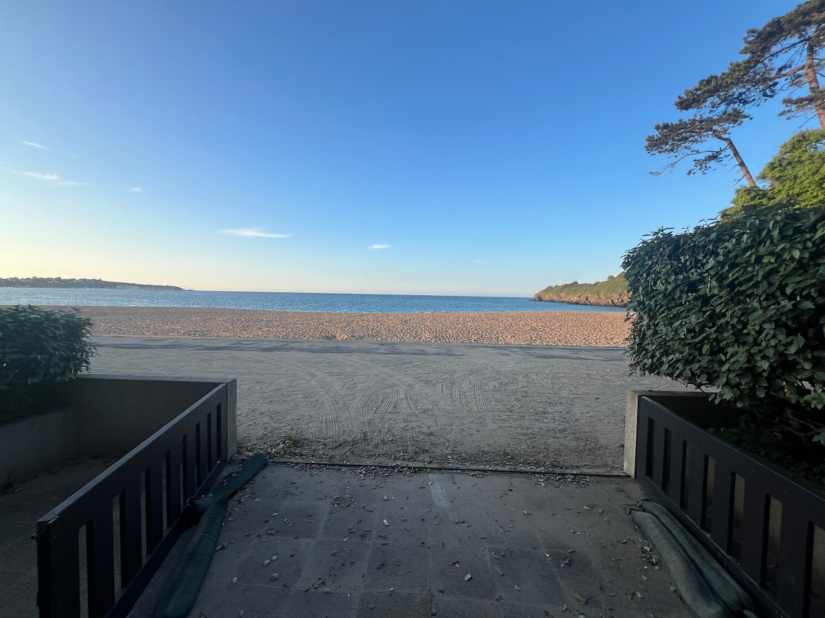 Acces direct a la plage depuis le portillon de la villa