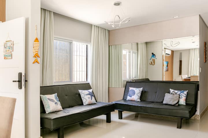 ห้องนั่งเล่นที่สะดวกสบายพร้อมโซฟา 2 ตัว แสงธรรมชาติและผ้าม่านบางเบา บรรยากาศเงียบสงบและอบอุ่น เหมาะสำหรับการพักผ่อน การพูดคุยอย่างสงบ หรือการเพลิดเพลินกับช่วงเวลาผ่อนคลายกับครอบครัวหลังจากทำกิจกรรมมาทั้งวัน โซฟาที่เปลี่ยนเป็นเตียงคู่