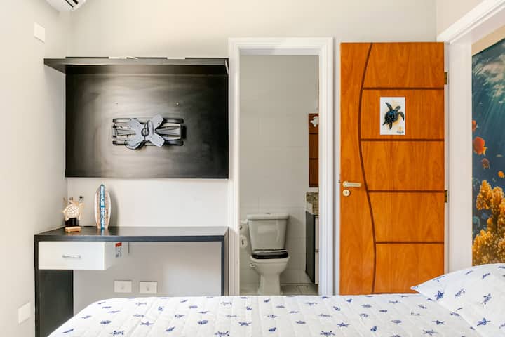 ห้องพักสว่างและอบอุ่นพร้อมเคาน์เตอร์ที่ใช้งานได้ดี โทรทัศน์โรคุขนาด 42 นิ้ว และเข้าห้องน้ำได้โดยตรง การตกแต่งที่เบาและสัมผัสของชายหาดสร้างบรรยากาศที่สมบูรณ์แบบในการผ่อนคลาย จัดระเบียบตัวเอง และเพลิดเพลินกับช่วงเวลาที่เงียบสงบของการเข้าพักของคุณ

