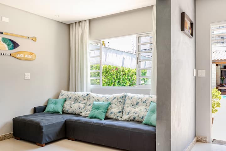 ห้องที่เต็มไปด้วยแสงพร้อมโซฟาขนาดใหญ่และเบาะนั่งนุ่มสร้างบรรยากาศที่สงบและอบอุ่น หน้าต่างเปิดโล่งและวิวสวนสระว่ายน้ำเชิญชวนให้คุณผ่อนคลาย รู้สึกถึงสายลมและเพลิดเพลินกับช่วงเวลาที่เบาในระหว่างการเข้าพัก