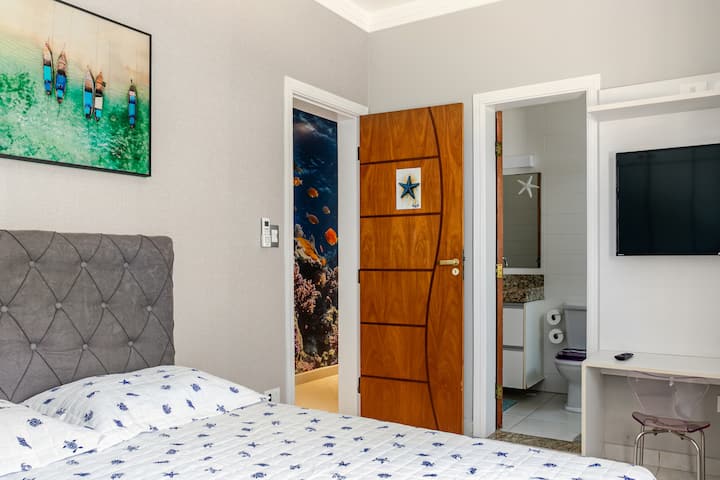 ห้องพักอบอุ่นพร้อมเตียงนอนสบาย การตกแต่งสไตล์ชายหาด และเข้าห้องน้ำได้โดยตรง พื้นที่ที่ออกแบบมาเพื่อการพักผ่อนอย่างสงบ มีความเป็นส่วนตัว และเพลิดเพลินกับช่วงเวลาที่สะดวกสบายหลังจากไปชายหาดหรือเที่ยวมาทั้งวัน