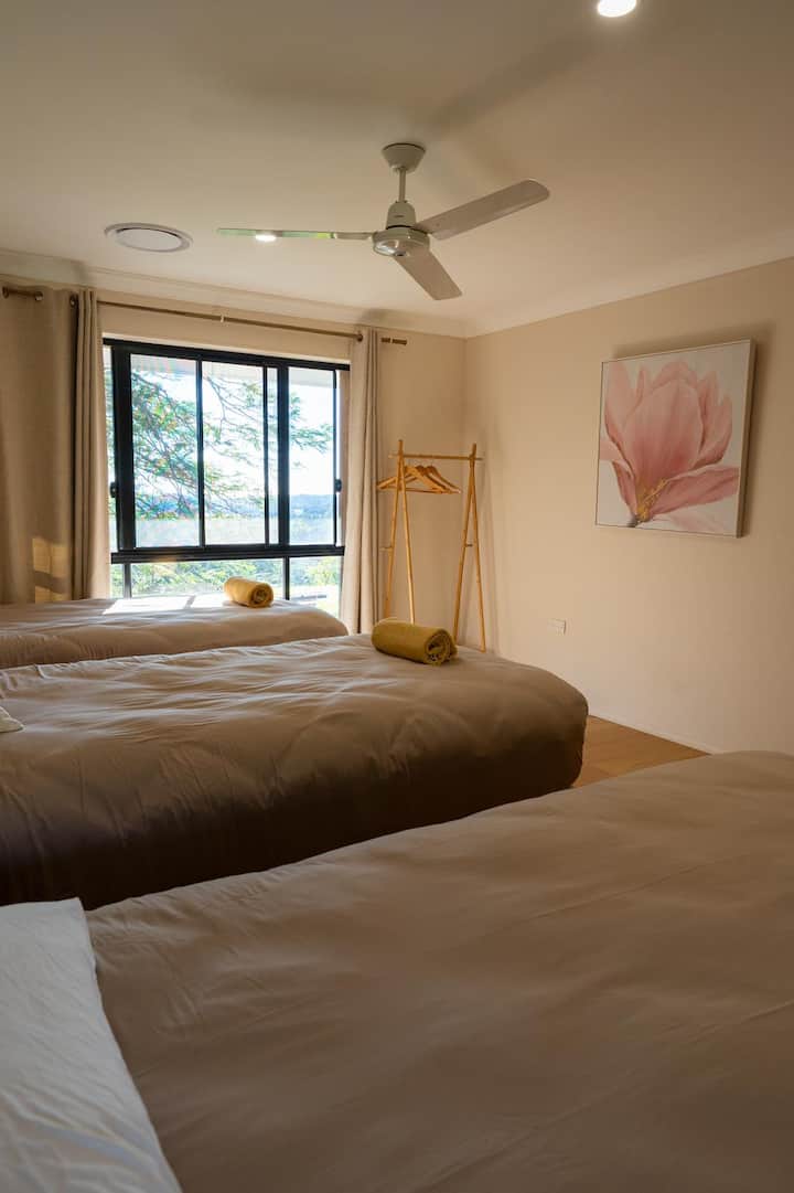 Este es un dormitorio extra grande con 3 camas individuales grandes tamaño king o se puede configurar con solo una cama tamaño king. También hay una hermosa mesa de masaje en esta habitación, y una gran ventana abierta con vistas al valle detrás de la casa.