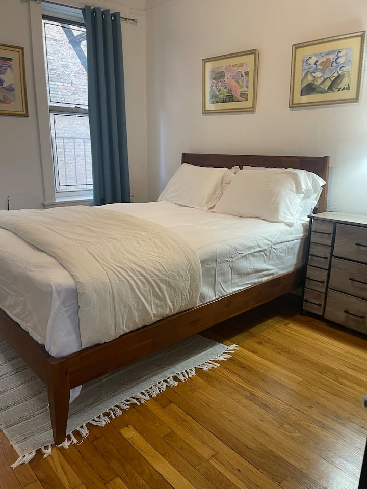 Queen ‑ ის საწოლი მაღალი ხარისხის მატრასით შესანიშნავი ძილისთვის.