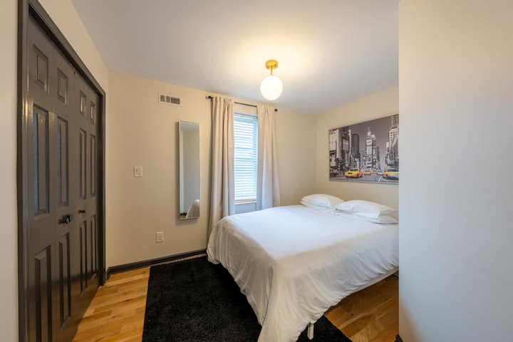 стая за гости с двойно легло и голям гардероб.