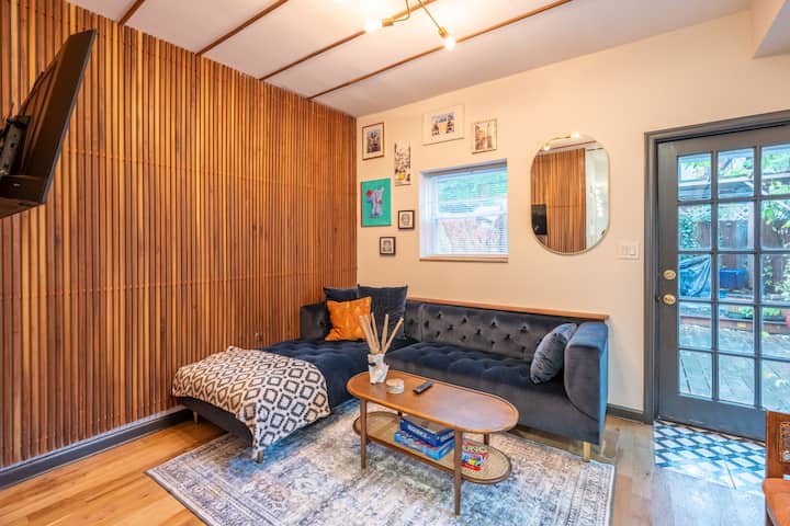 Charming 2 Bedroom Rowhome W/ Outdoor Urban Oasis - Philadelphia, PA
