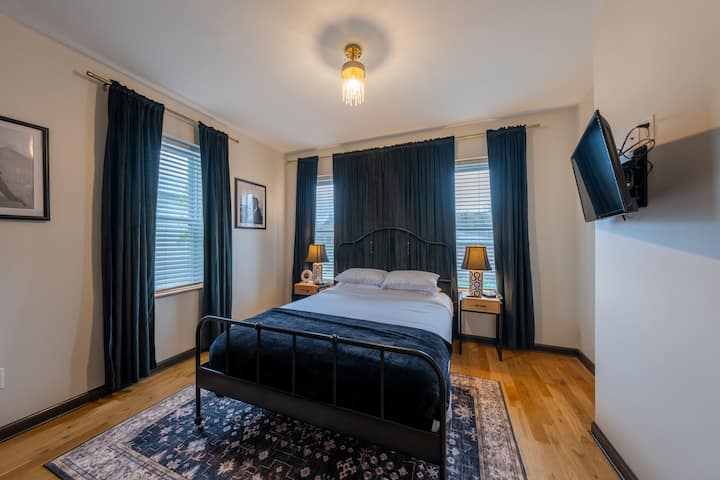 Основна стая с двойно легло, смарт телевизор и голям гардероб.