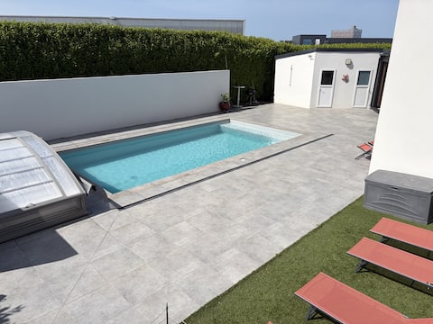 Between Land and Sea
12 people Heated Pool