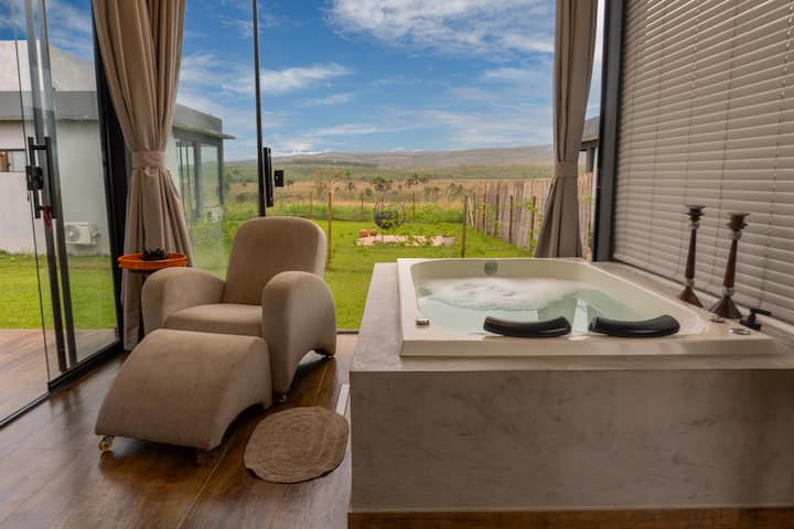 Dhomë me hidromasazh privat, të mbuluar dhe me ngrohje dhe pamje të maleve.