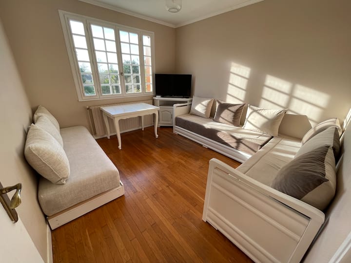 غرفة متعددة الوظائف:
- 3 أسرّة فردية قابلة للإزالة يمكن تحويلها إلى سرير مزدوج وسرير فردي.
- غرفة معيشة بتلفزيون وطاولة طعام،
