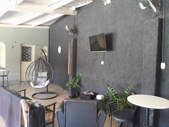 Obývacia izba kombinovaná s herňou a kuchyňou. Otvorený priestor, uzavretý kľukovými markízami. 