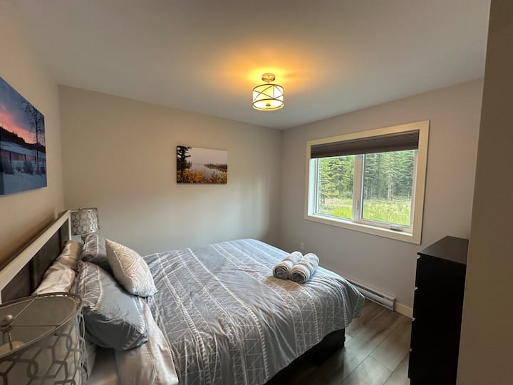Segundo dormitorio con cama tamaño Queen. Hermosas vistas al bosque. Persianas opacas. 