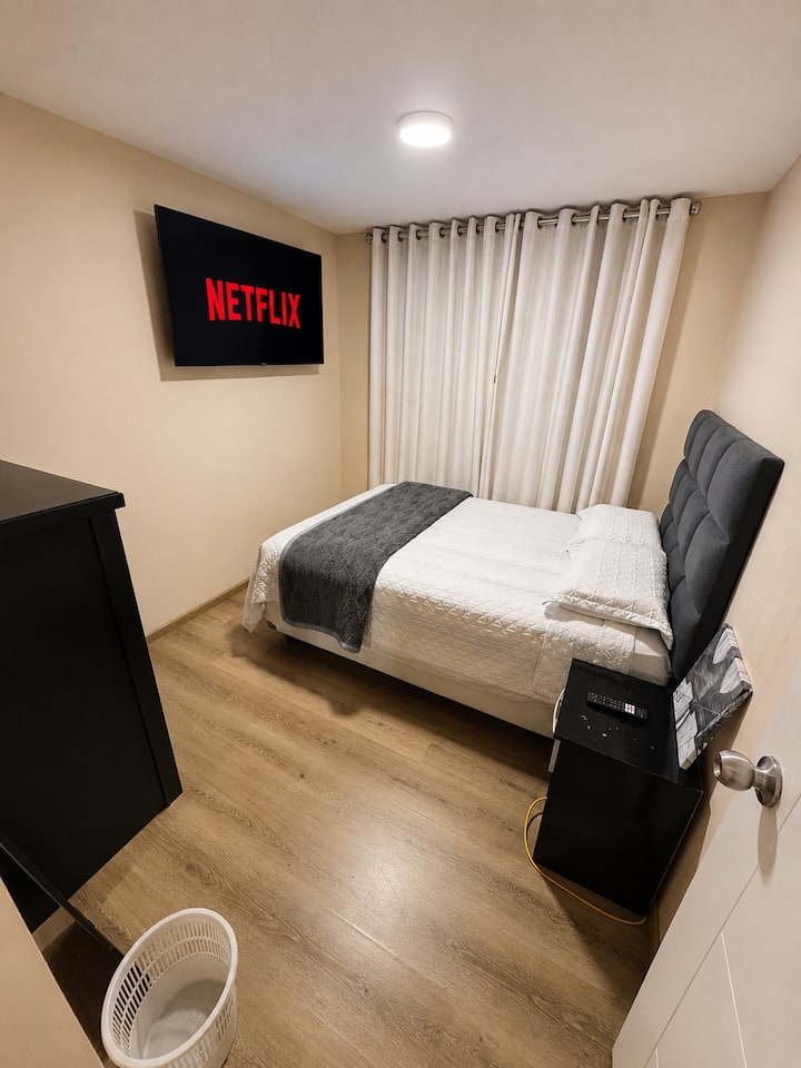 DRUHÁ IZBA – MANŽELSKÁ POSTEĽ, MATRAC ROYAL PRINCE PARADISE A 50-PALCOVÝ TELEVÍZOR (VRÁTANE NETFLIXU A YOUTUBE)